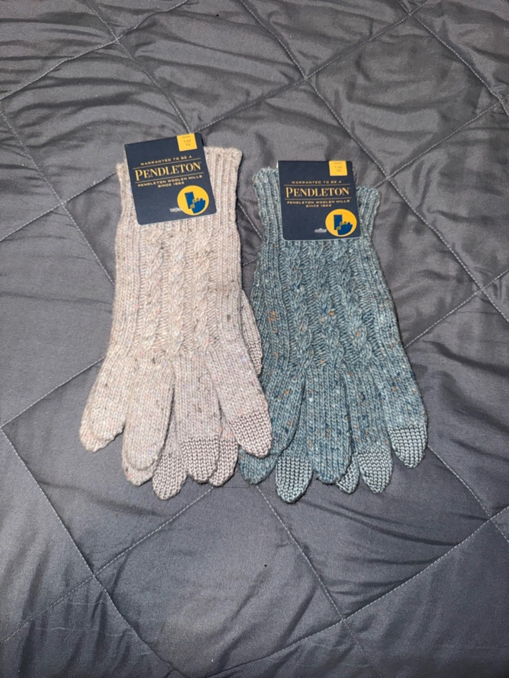 Pendleton Knit Touchscreen Gloves in light Gray and Teal